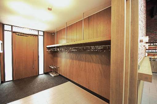Photo 2: Entrance area with fine veneer panels. Photo: Schreinerei Wans